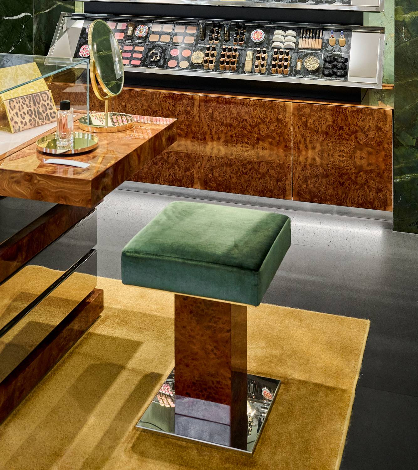 DG Via Monte Napoleone BEAUTY FURUNITURE, Milan