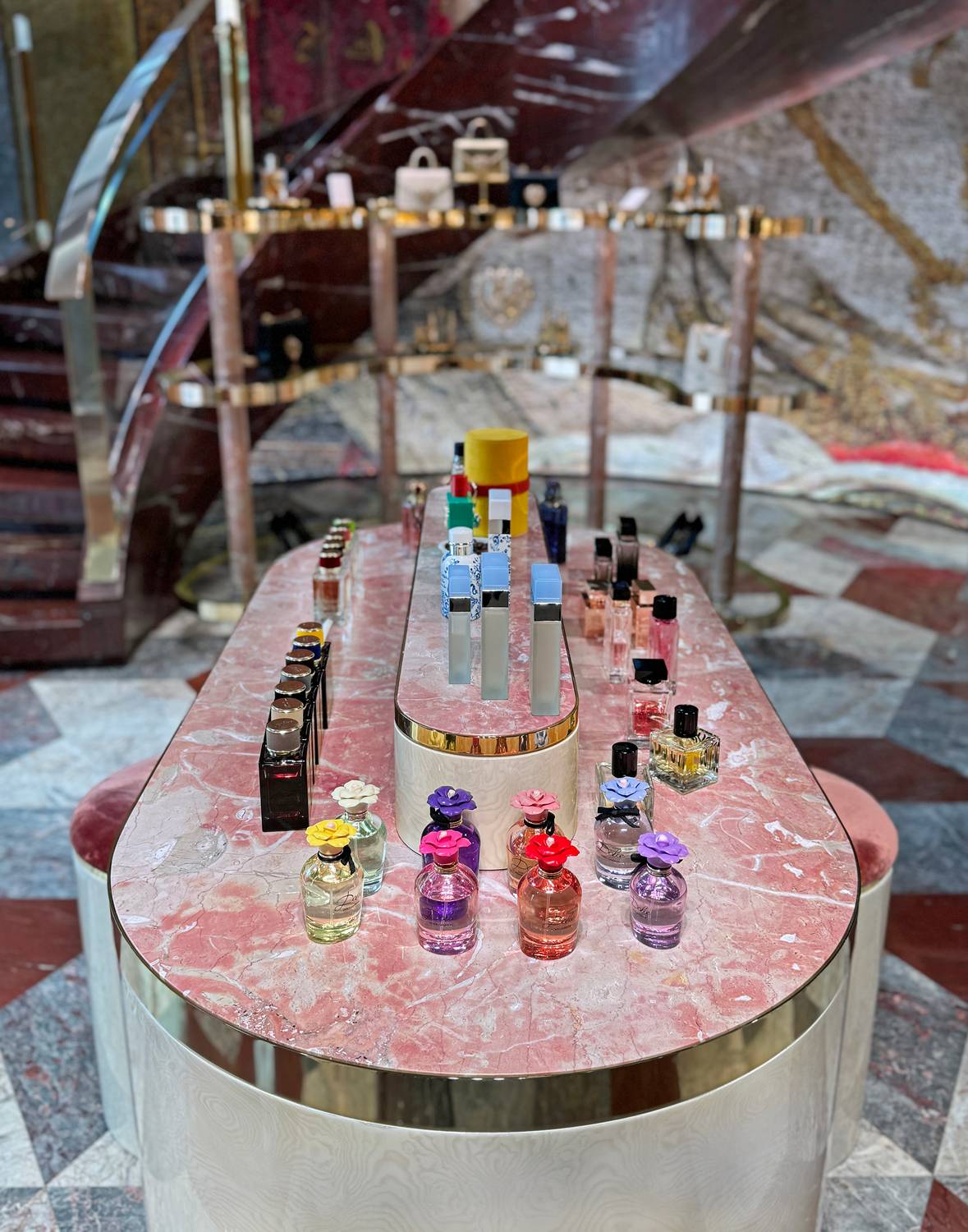 DG rue Faubourg Saint Honore BEAUTY FURNITURE, Paris