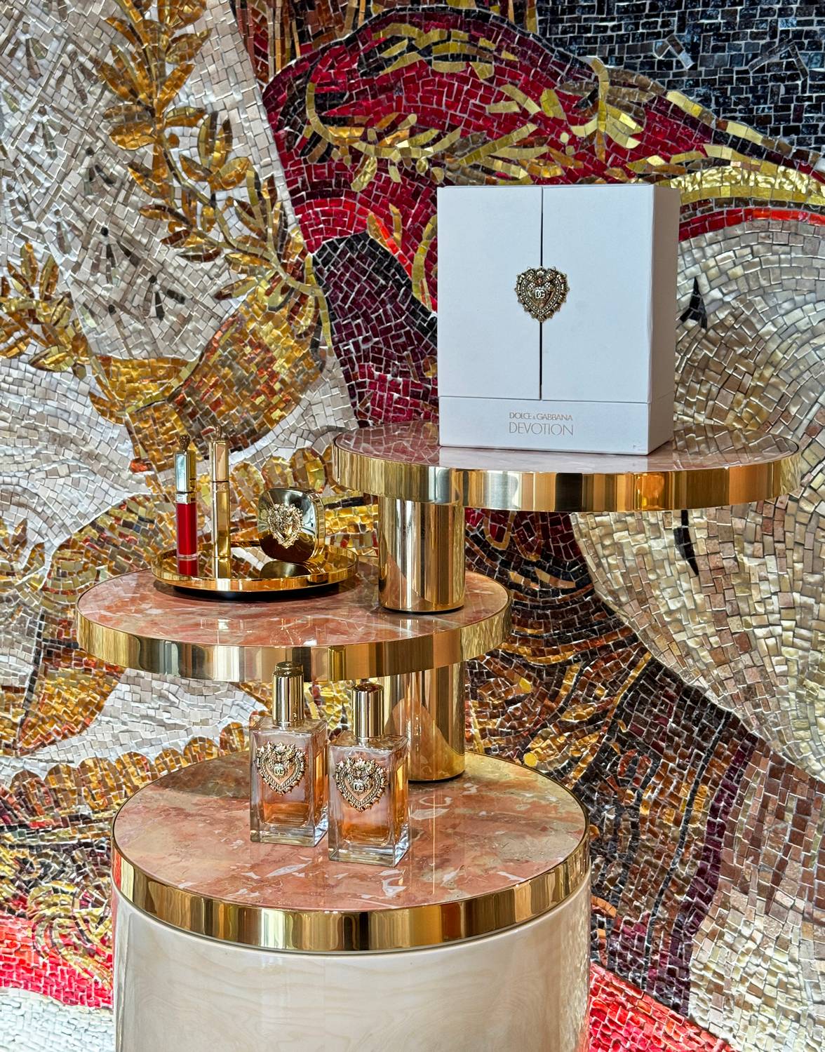 DG rue Faubourg Saint Honore BEAUTY FURNITURE, Paris