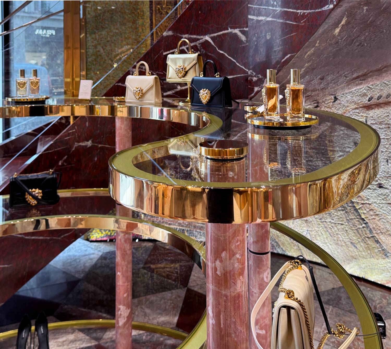 DG rue Faubourg Saint Honore BEAUTY FURNITURE, Paris