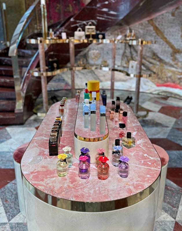 DG rue Faubourg Saint Honore BEAUTY FURNITURE, Paris
