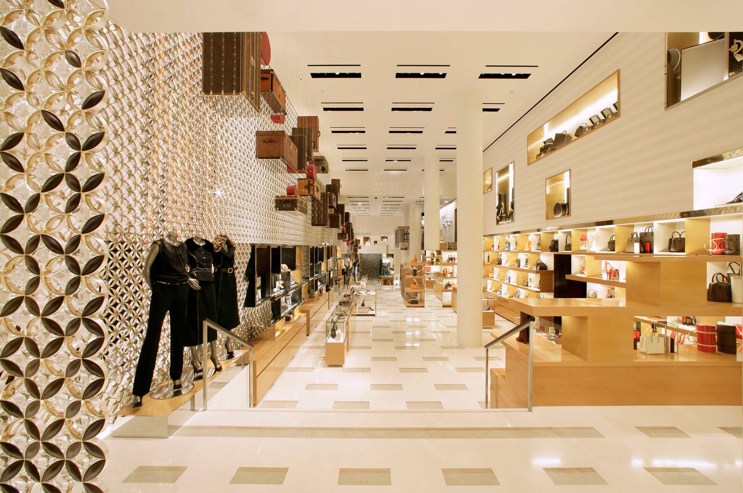 LOUIS VUITTON, Paris Avenue des Champs Elysées
