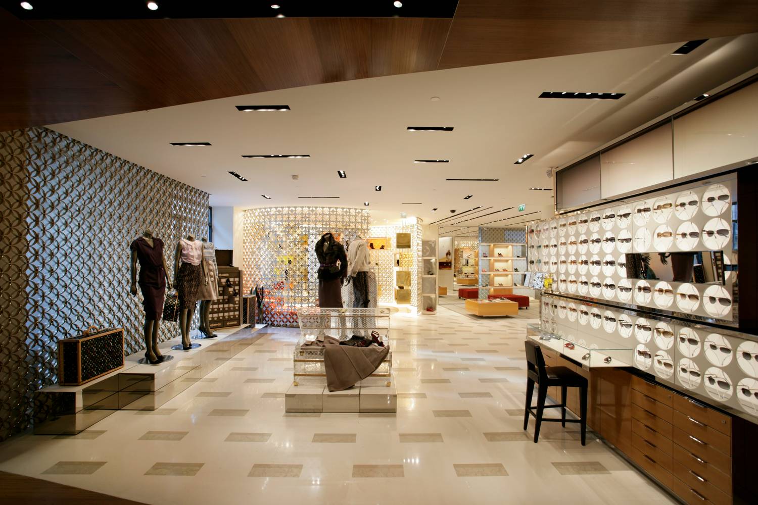 LOUIS VUITTON, Paris Avenue des Champs Elysées
