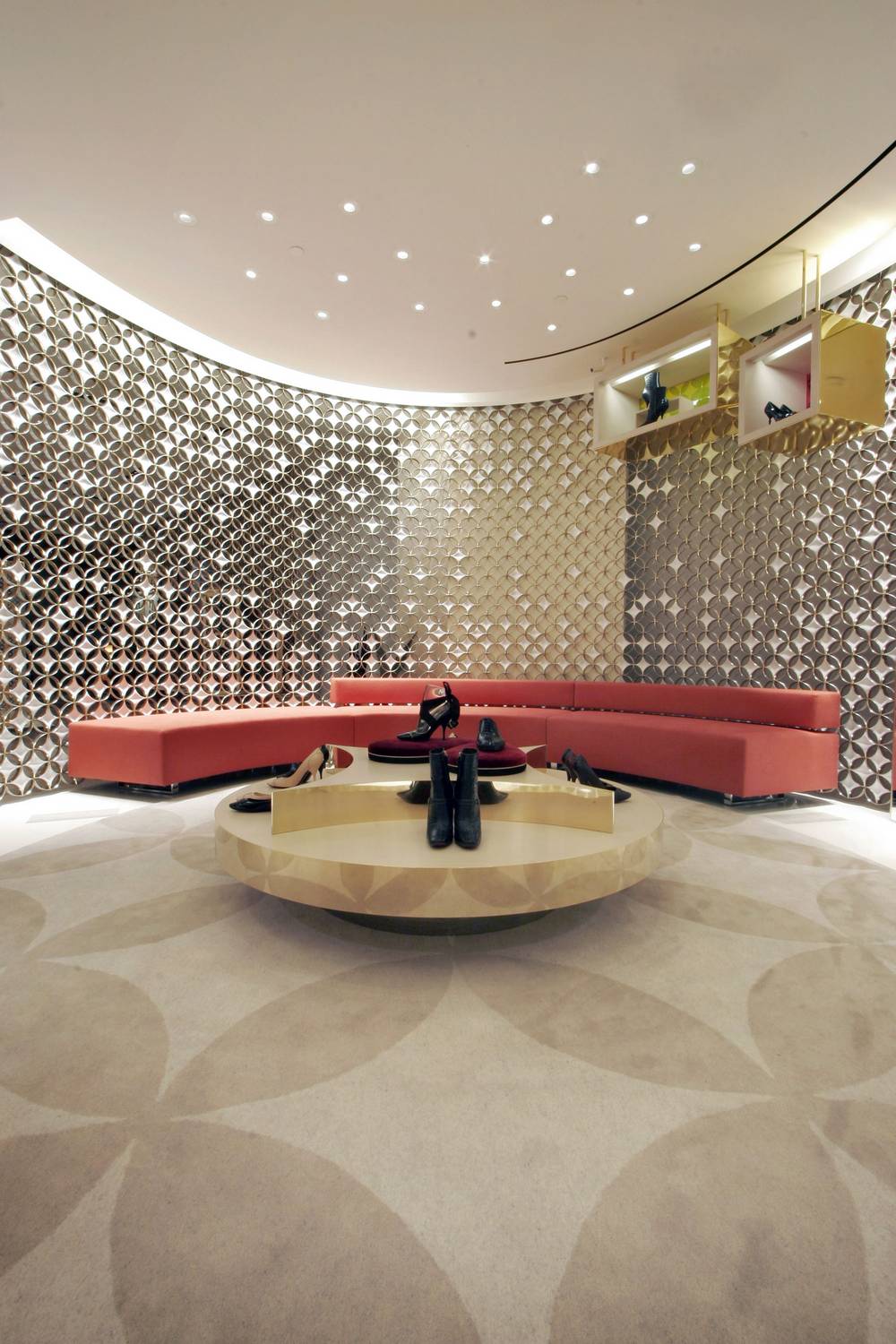 LOUIS VUITTON, Paris Avenue des Champs Elysées