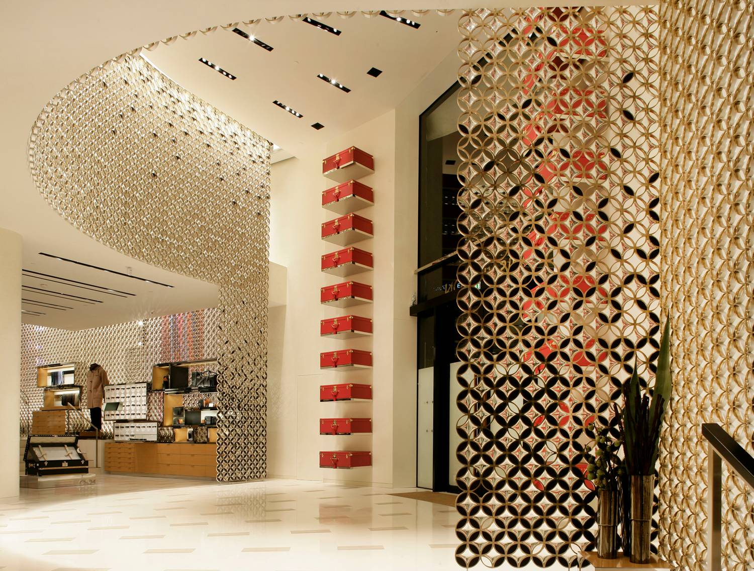 LOUIS VUITTON, Paris Avenue des Champs Elysées