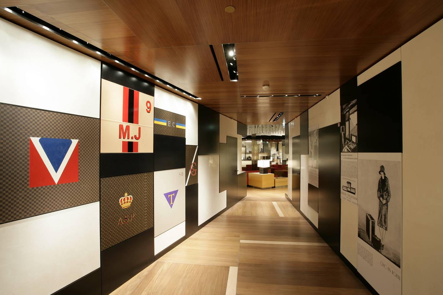 LOUIS VUITTON, Paris Avenue des Champs Elysées
