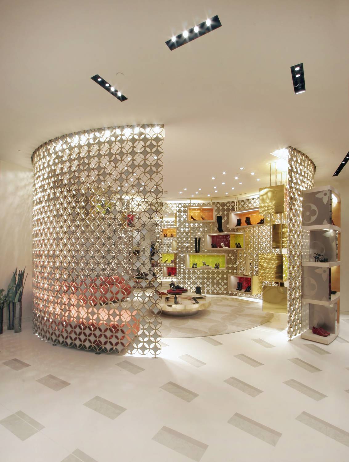 LOUIS VUITTON, Paris Avenue des Champs Elysées