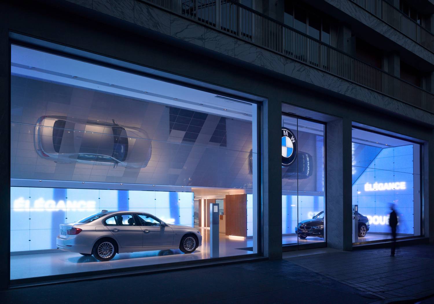 SUSPENDED DIGITAL MIRROR, Paris