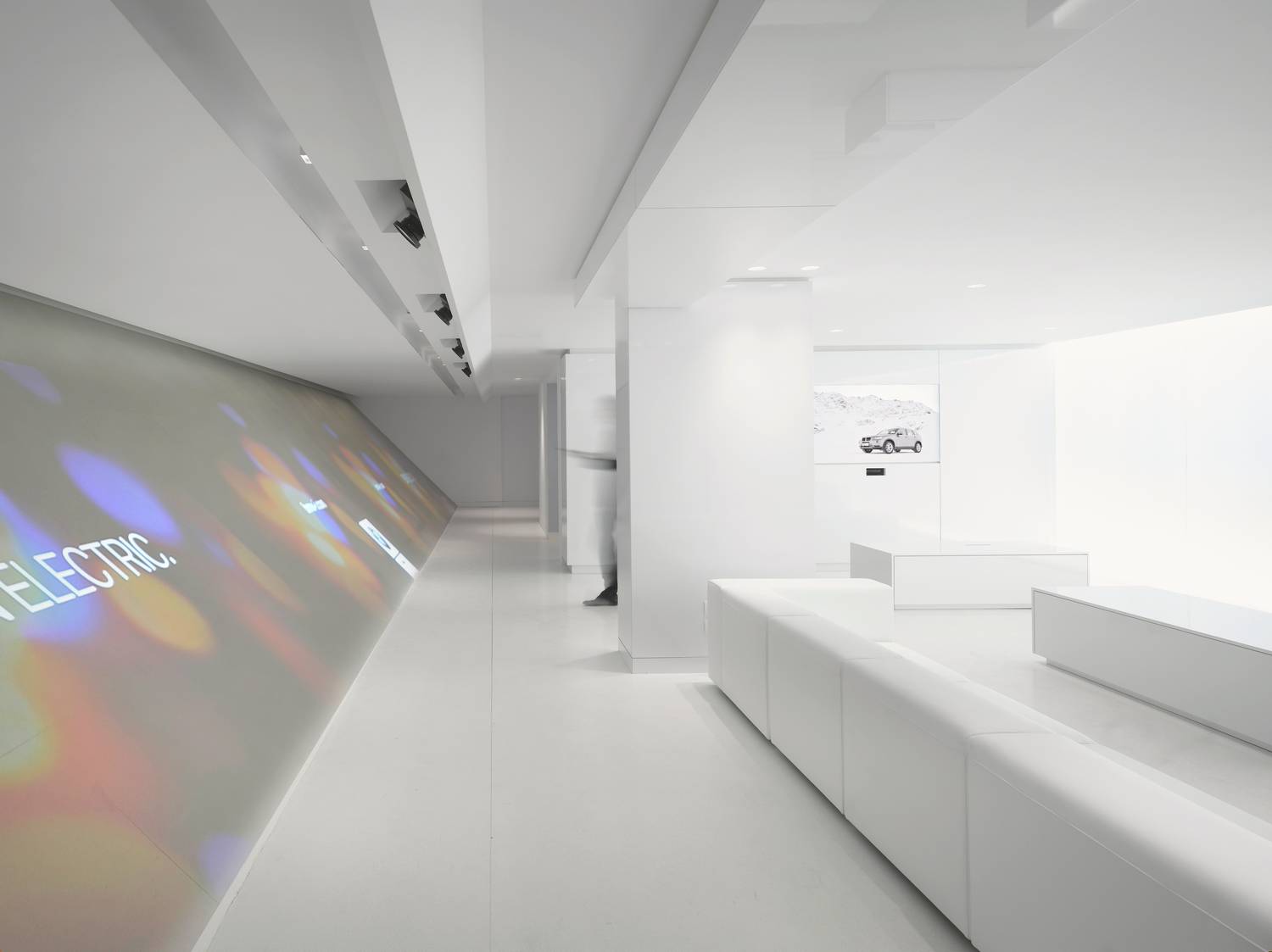 THE WHITE ROOM Paris Ave George V