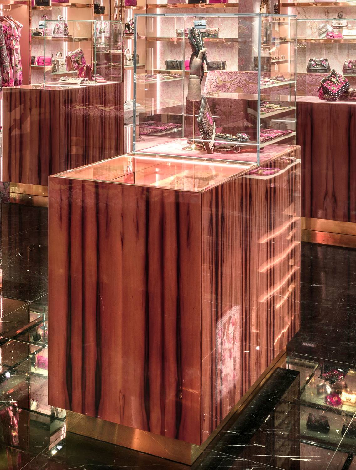WOOD & ONYX FURNITURE, Monaco